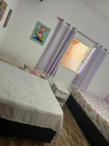 - une petite chambre avec un lit et une fenêtre dans l'établissement Chácara Sonho Realizado, à São Pedro