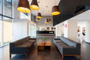 a lobby with two couches and a coffee table at City Express by Marriott Paraiso in Paraíso