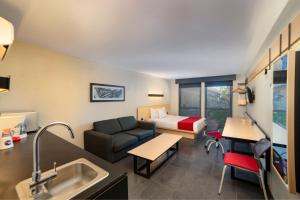 帕萊索的住宿－City Express by Marriott Paraiso，酒店客房设有一张沙发和一张床