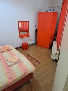 um quarto com uma cama e um armário vermelho em Apartman Merak em Sokobanja