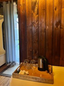 Utensilios para hacer té y café en Inn Harmony