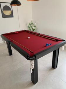 a pool table in a room with a red at Pérola do Bessa in João Pessoa