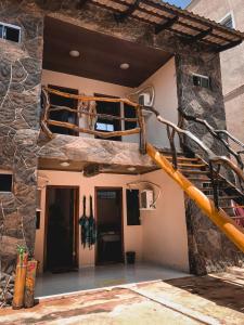 戈亞斯州上帕萊索的住宿－Reges Hostel，享有带岩石墙的建筑的景致