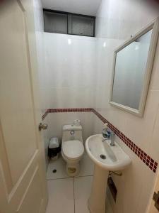 Baño pequeño con aseo y lavamanos en Apartamento privado pueblo libre, en Lima