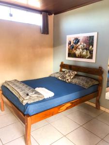 uma cama com um colchão azul num quarto em Reges Hostel em Alto Paraíso de Goiás