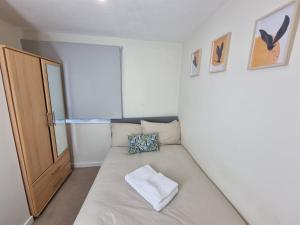 1 dormitorio pequeño con 1 cama con puerta en Cozy 2 bed Flat in Southwark, Near Canary Wharf, en Londres