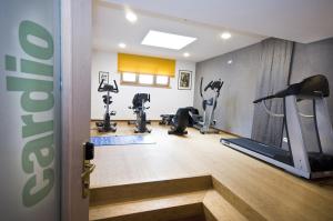 Fitness centrum a/nebo fitness zařízení v ubytování Hotel St. Anton