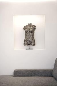 een buste van een jurk in een witte muur bij Triton Capri in Capri