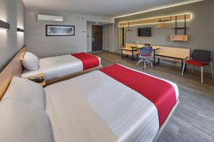 a hotel room with a bed and a desk at City Express by Marriott Tlalnepantla in Mexico City