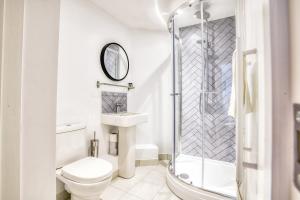 y baño blanco con aseo y ducha. en Suite 2- 2 Bed Apartment en Lincoln