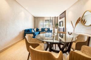 sala de estar con mesa, sillas y sofá en Incantevole Luxury apprt nel cuore di Casablanca, en Casablanca