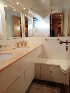 Ένα μπάνιο στο Luxury Vacations, Accommodation +45 φωτογραφίες