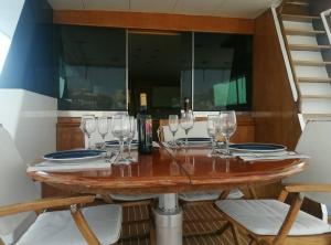een tafel met wijnglazen erop bij Luxury Vacations, Accommodation in Néa Péramos