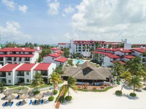 坎昆的住宿－The Royal Cancun All Villas Resort，海滩上的度假村的空中景致