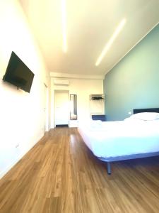 um quarto com uma cama e uma televisão de ecrã plano em Lexie Suites em Roma