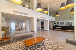 an office lobby with a couch and a table at City Express by Marriott Chetumal in Chetumal