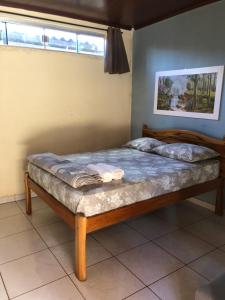 ein Schlafzimmer mit einem Bett in einem Zimmer in der Unterkunft Reges Hostel in Alto Paraíso de Goiás