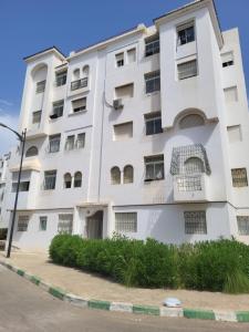 a white apartment building with a lot of windows at Complexe tamuda doha tetouan in Tetouan