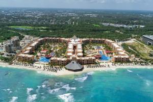 普拉亞德爾卡曼的住宿－The Royal Haciendas Resort & Spa，海滩上的度假村的空中景致
