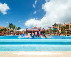 Bazén v ubytování The Royal Haciendas Resort & Spa nebo v jeho okolí