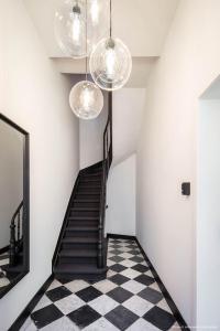 un pasillo con suelo a cuadros en blanco y negro en Bedrooms fully equipped in a beautiful house, en Bruselas