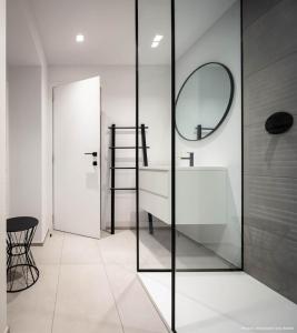 y baño con lavabo y espejo. en Bedrooms fully equipped in a beautiful house, en Bruselas
