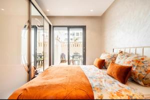 a bedroom with a large bed and a balcony at Incantevole Luxury apprt nel cuore di Casablanca in Casablanca