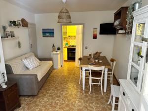 een woonkamer met een bank en een tafel bij 81Passi in Casale Marittimo