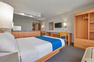 a hotel room with a bed and a kitchen at City Express by Marriott Reynosa in Reynosa