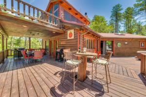 Μπαλκόνι ή βεράντα στο Deck and Hot Tub Bear Country Cabin in Ruidoso