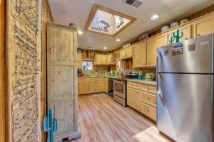 Η κουζίνα ή μικρή κουζίνα στο Deck and Hot Tub Bear Country Cabin in Ruidoso +30 φωτογραφίες