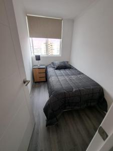 Un pat sau paturi într-o cameră la Departamento nuevo Iquique