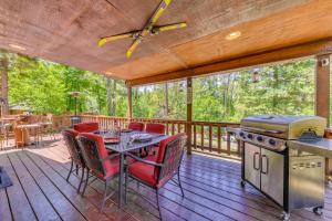 Μπαλκόνι ή βεράντα στο Deck and Hot Tub Bear Country Cabin in Ruidoso