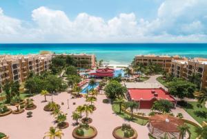 una vista aérea de un complejo con el océano en el fondo en The Royal Haciendas Resort & Spa, en Playa del Carmen