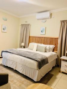 ein Schlafzimmer mit einem großen Bett in einem Zimmer in der Unterkunft Mmaset Houses bed and breakfast in Gaborone