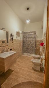 een badkamer met een bad, een toilet en een wastafel bij Quintino 57 Al Politeama - Tourist Lease in Palermo