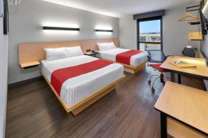 Postel nebo postele na pokoji v ubytování City Express by Marriott Tijuana Otay