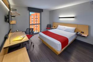 Postel nebo postele na pokoji v ubytování City Express by Marriott Tijuana Otay