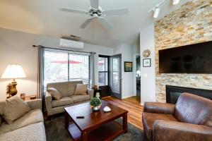 sala de estar con 2 sofás y chimenea en Cozy Flagstaff Retreat with Fireplace and Gas Grill!, en Flagstaff