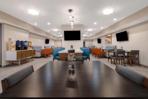 Un restaurante o sitio para comer en Holiday Inn Express Hotel & Suites Moab, an IHG Hotel