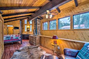 Μια τηλεόραση ή/και κέντρο ψυχαγωγίας στο Deck and Hot Tub Bear Country Cabin in Ruidoso