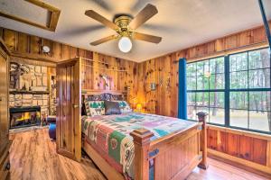 Ένα ή περισσότερα κρεβάτια σε δωμάτιο στο Deck and Hot Tub Bear Country Cabin in Ruidoso