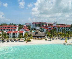 - Vistas al complejo desde el agua en The Royal Cancun All Suites Resort - All Inclusive, en Cancún