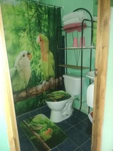 zwei Vögel stehen in einem Bad mit WC in der Unterkunft Cabañas San Gerardo in San Gerardo de Dota