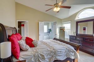 - une chambre avec un lit et un ventilateur de plafond dans l'établissement Family-Friendly Killeen Home with Covered Patio!, à Killeen
