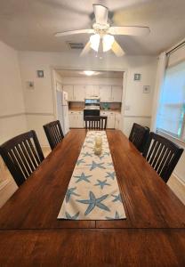 una mesa de comedor con una alfombra de estrella de mar. en Cottage by the Beach Best Suited for Large Groups, en Wilmington