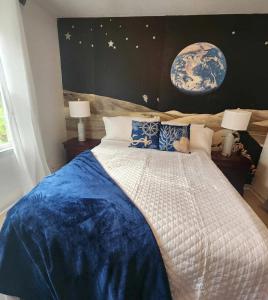 Un dormitorio con una cama azul y blanca con estrellas en la pared en Cottage by the Beach Best Suited for Large Groups, en Wilmington