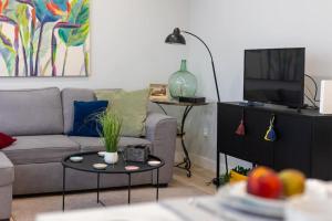 sala de estar con sofá y TV en Apartamento tranquilo y céntrico en Santander, en Santander