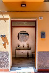 an open door into a room with a table at CIVICO 11 PERUGIA Accogliente trilocale per 4 persone con 2 bagni e posto auto riservato in Perugia