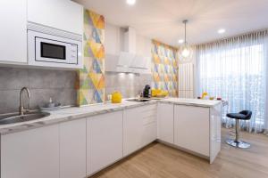 a kitchen with white cabinets and a sink at Apartamento tranquilo y céntrico en Santander in Santander